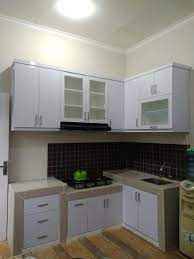 Kabinet dapur juga sebaiknya memiliki permukaan yang halus dan rata. Kabinet Dapur Ruang Kecil