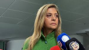 Leila ironiza críticas ao Palmeiras, defende Abel, mas diz que possível eliminação é "inconcebível"