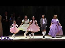 No final da década de 30, na áustria, quando o richard haydn (max detweiler) peggy wood (madre abbess) charmian carr (liesl von trapp) daniel truhitte (rolf) heather menzies (louise von trapp) nicholas hammond (friedrich von trapp). So Long Farewell A Novica Rebelde Letras Mus Br