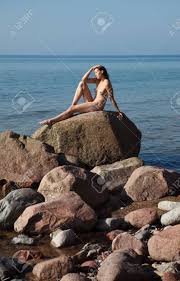 Nacktes Mädchen Im Freien Genießen Natur. Schöne Junge Nackte Frau Sitzt  Auf Einem Großen Felsen Gegen Das Meer. Dame Mit Nacktem Perfekten Körper  Auf Dem Fkk-strand. Sommerparadies. Freie Glückliche Frau Lizenzfreie Fotos,
