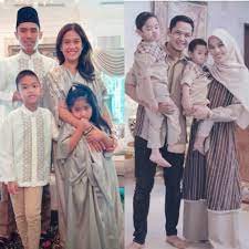 May 14, 2021 · tak hanya sang istri celine evangelista yang anggun berhijab, stefan william pun ternyata begitu memesona saat mengenakan peci dan baju koko. Intip Yuk Gaes Seragam Keluarga Artis Di Lebaran Tahun Lalu Kompak Banget Deh