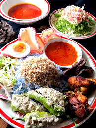 Tentunya bikin kamu ingin membuatnya sendiri di rumah. Nasi Kerabu Kelantan Ku Dapur Kak Noor