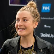 Molly Singer's Instagram, Twitter & Facebook