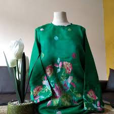Kebaya yang didesain sekarang ini bisa digunakan untuk berbagai acara dan kegiatan, salah satunya adalah di anda mencari kebaya untuk menghadiri acara wisuda? Baju Labbu Organza Lagosi Shopee Indonesia