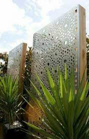 Outdoor privacy screen for courtyard. 30 Clever And Pretty Diy Outdoor Privacy Screens