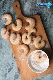 Vanillekipferl Klassisches Rezept Und Kein Zerbroseln Mehr Br De Vanillekipferl Vanillekipferl Rezept Platzchen Rezept