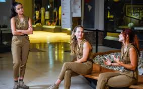 Naast deze nieuwe clip creëerde studio 100 samen met the park ook een interactieve app waarbij klaasje, marthe en hanne de choreografie van dit nieuwe nummer dansen bij jou thuis of elders. Studio 100 Met De Handen In Het Haar Over Hanne En Marthe Van K3 Nieuws365