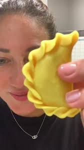 ¿Cómo trenzar empanadas?! También se conoce como repulgue. Compra tu  masilla y ponte a practicar 🙃, #empanadas #repulgue #trenzado #panama