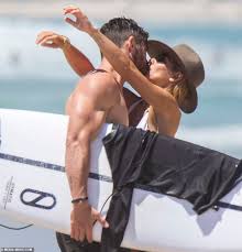 Think chris hemsworth and elsa pataky are perfect? here's her take. Chris Hemsworth 35 And Wife Elsa Pataky 42 Pack On The Pda By The Beach Daily Mail Online