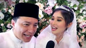 Datuk seri eizlan yusof 48, akhirnya selamat bergelar suami kepada natasha rosa boudville, 29, dengan hanya sekali lafaz dalam majlis penuh istiadat yang cukup meriah di the glass suite. Pelakon Terkenal Kolonel Bersekutu Pa Datuk Seri Eizlan Yusof Natasha Rosa Boudville Selamat Bernikah Minggu Lalu My Malay News