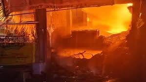 Massive Fire In Grocery Shop All Items Burnt To Ashes Loss Of One Crore 25  Lakh - Amar Ujala Hindi News Live - कन्नौज:किराने की दुकान में लगी भीषण आग,  सारा सामान