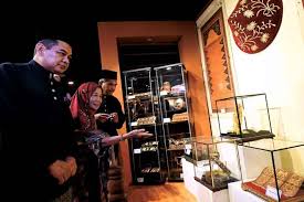 We did not find results for: Kenangan Manis Azizah Yusuf Dinobat Tokoh Kraf Negara Utusan Borneo Online