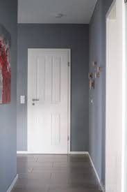 Fam Z Flur Graue Wand Weisse Landhausturen Garderobe Dots Landhaustur Haus Gestalten Haus