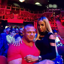 Elmondása szerint már útközben furcsán viselkedett egy fiatal srác, mindenáron közlekedni szeretett volna a folyosón, ahol épp a stewardessek elkezdték a fedélzeti kiszolgálást. Kuruc Info Meg Az Ag Is Huzza Mercedeses Ricsi Rosszul Lett A Birosagi Ules Elott Korhazba Kellett Szallitani Szegenyt