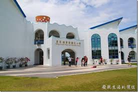 美美美 地中海風情的台東 豐源國小 原來學校也可以打造成地中海風 位於台東縣的豐源國小 校舍有著藍白相間的地中海建築 拱形的迴廊 藍色的窗框與藍白色的弧形圍牆 互相輝映出濃濃的希臘風情 正好輝映著東台灣的藍天白雲 greece house house styles mansions