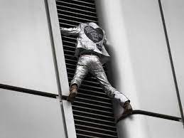En 1973, il obtient un rôle secondaire dans ce qui deviendra l'un des plus gros succès de l'année mais où est donc passée la septième compagnie ? French Spiderman Faces Fine After Climbing Frankfurt Skyscraper News Photos Gulf News