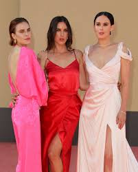 Filmmaker dillion buss surprised girlfriend tallulah willis with a backyard marriage proposal and massive diamond ring. Rumer Scout And Tallulah Willis Once Upon A Time In Hollywood Premiere 07 Gotceleb