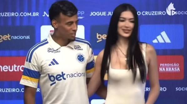 😭 Lucho Rodriguez went for a kiss with his girlfriend during his Cruzeiro  presentation and got left hanging. He quickly ran his hand through his hair  to play it off after the