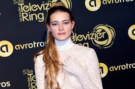 Half nederland buitelde over emma wortelboer heen na haar optreden bij het songfestival. Emma Deelt Pikante Spiegelfoto En Marlijn Heeft Bezoek Onder Haar Jurkje Show Tubantia Nl