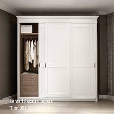 Lemari pakaian jati 3 pintu merupakan model lemari pakaian minimalis yang terbuat dari kayu jati solid dengan kualitas yang mumpuni sehingga sangat kokoh. Lemari Pakaian Sliding 3 Pintu Minimalis Lemaripakaianjepara Com