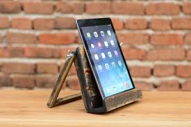 Holzerne Ipad Stander Ipad Halter Holz Ipad Stander Ipad Halter Tablet Standfuss Hergestellt Aus Zuruckgefordert Holz Stifthalter Holz Tech Zubehor Ipad Halterung Ipad Stander Und Ipad