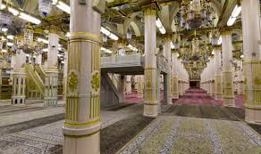 الروضة الشريفة و يرى في صدر الصورة خوخة ابابكر و يساره دكة المؤذنين ثم المنبر الشريف Medina Mosque Mosque Medina