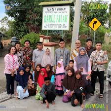 Telur itu akan jatuh jika dia ceroboh, dan pastinya pecah. Indahnya Berbagi