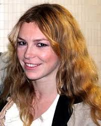 Honeysuckle hero susan weeks (born 1 august 1979) is a british actress known for her starring role as samantha stewart in the itv wartime drama series foyle's war beginning in 2002. Honeysuckle Weeks Wikipedia