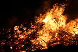 The university of cape town (uct) has begun evacuating students from the campus as a runaway veldfire close to rhodes memorial wreaks havoc. Uct Students Evacuated In Early Morning Fire The Citizen