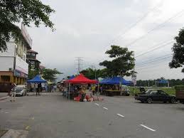 The malay stalls start on the left and meet in the middle with the chinese stalls. Pasar Malam å¤œå¸‚ Night Market At Setia Alam Mapio Net