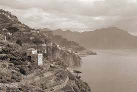 1954 Vettica Minore, terrazzamenti con sfondo di Amalfi La foto di Helbig  Konrad, è intitolata: "Positano, vista sui pendii terrazzati delle  scogliere". E' evidente che il fotografo tedesco quando ha riordinato la