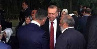 Tarihte ve günümüzde yer etmiş siyaset bilim akademi ve kültür alanlarında eserler bırakmış ünlü şahsiyetlerin hayatları hakkında kısa bilgiler içeren. Halka Silahlanma Cagrisi Yapip Kacan Sedat Peker Kimdir Boldmedya