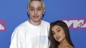 Mitte mai wurde bekannt, dass sich die sängerin und ihr liebster dalton gomez im familiären kreis das jawort gegeben haben. Ariana Grandes Ex Verlobter Pete Davidson Schockt Mit Selbstmorddrohung