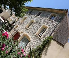 Hall d'entrée avec placard et cumulus. Bastide Chateau Montagne Au Coeur Du Vignoble A Pierrefeu Du Var