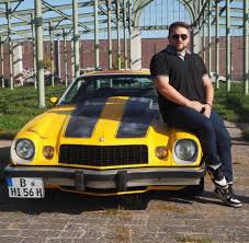 Jamboolio records a 1977 yellow chevy camaro with the black hood stripes and black rally wheels. Chevrolet Camaro Zum Transformers Auto Bumblebee Umgebaut Welt