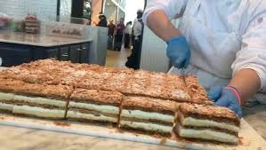 El tiramisú es uno de los postres italianos más famosos, aprende a preparar esta receta italiana paso a paso de una forma muy fácil. Porto S Bakery Portos Napoleon Slices In The Making