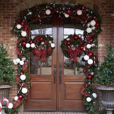 Decorar la puerta de entrada en navidad, es dar el mensaje a todos los visitantes de que en nuestro hogar esta el espritu de la navidad. Como Decorar Una Puerta En Navidad 2021 Manualidades Es