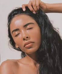 O novo truque do Tiktok para remover olheiras » STEAL THE LOOK