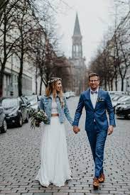 In einer restaurierten stadtvilla inmitten der rostocker altstadt wird zum träumen eingeladen. Urbane Hochzeit In Berlin Traumanufaktur Letterpress Studio Hochzeitspapeterie Hochzeitsf Hochzeit Kleid Standesamt Hochzeit Kleidung Hosenanzug Braut