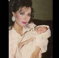 Beatriz Solis - En brazos de mi madre Beatriz Adriana ♡ | Facebook