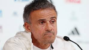 Spain, Luis Enrique removes a pebble from his shoe