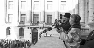 Pentru a ajunge la mormântul părintelui arsenie boca, trebuie să o luați pe drumul din stânga bisericii și în câteva minute veți fi acolo. Arsenie Boca Le A Prezis CeauÈ™eÈ™tilor Intr O Zi De Mare SÄƒrbÄƒtoare VeÅ£i Fi OmoraÅ£i Amandoi Evenimentul Zilei