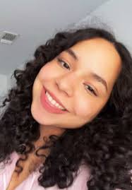 Leslie Prado (@peachyprado)