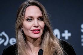 Scandal uriaș la Hollywood! Angelina Jolie îl acuză pe Brad Pitt că a  lăsat-o falită și cere despăgubiri uriașe -- https://tinyurl.com/ytns5x2x