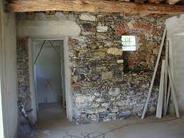 I muri in pietra sono manufatti dell'edilizia costruiti sovrapponendo e assemblando tra loro, con o senza l'ausilio di un legante, pietre e pezzi di rocce, fino ad ottenere una. Pareti In Pietra A Vista Sbiancata Per Un Rustico Contemporaneo Chiaro E Luminoso Cose Di Casa