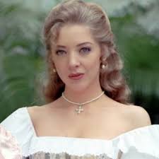 Una grande attrice interpreta ruoli sempre diversi, così nel 2001 Edith  ottiene il ruolo di Salomè, remake di Colori a con Lucia Mendez. Edith balla  e canta, riconfermando la sua assoluta versatilità