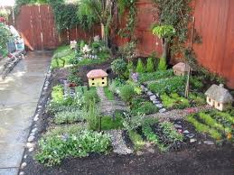 Diy 12 Spielideen Fur Draussen Www Kinderzeit Bremen De Mit Bildern Garten Pflanzen Garten Mini Garten