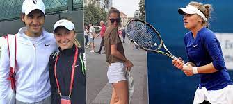 Včera jí přiletěl přítel štěpán, na kterého se těšila. Kdo Je Tenistka Vondrousova Hra Jako Od Federera Miluje Biebera A Knihy Blesk Sport