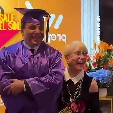 PUES NO QUE NO HACÍA NADA? 🔵#LosEspectáculos: Nuestro Pollito Feliz se  graduó de la prepa y su orgullosa mami Verónica Castro llego con tanque de  oxígeno El cantante Cristian Castro obtuvo sus