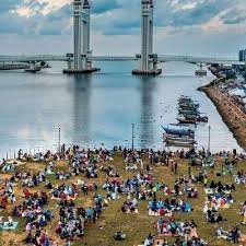 Jembatan terengganu yang ikonik juga mendapatkan perhatian karena desainnya yang indah dan unik. Bertuah Rakyat Terengganu Jambatan Angkat Bakal Dibuka Sepenuhnya Sempena Aidilfitri